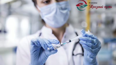 Врач готовит препарат