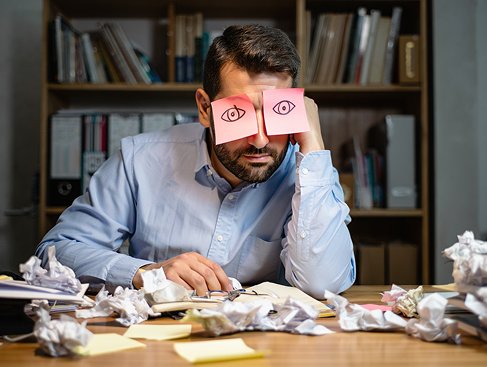 Мужчина уснул на рабочем месте